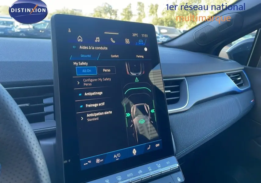 Vue intérieure du tableau de bord du Renault Symbioz bleu Iron Metal, avec écran tactile central affichant les aides à la conduite.