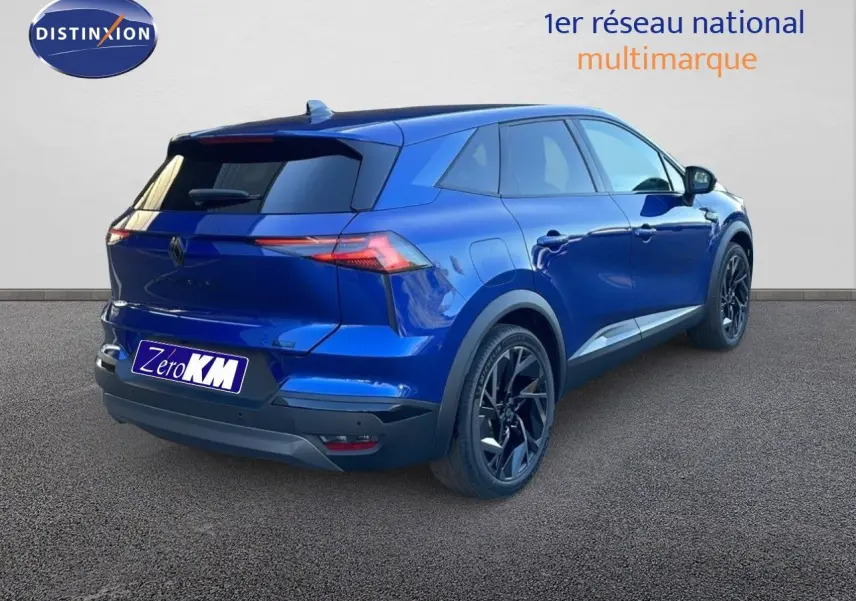 Vue 3/4 arrière droite d’un Renault Symbioz bleu Iron Metal avec jantes noires et lignes modernes.