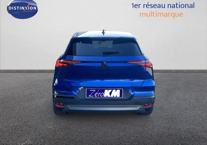 Vue arrière d'une Renault Symbioz 2025 bleu iron metal avec feux LED fins et plaque Zéro KM.