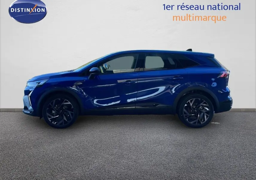 Vue latérale droite d'un Renault Symbioz bleu iron metal 2025, SUV hybride avec jantes foncées et lignes dynamiques.