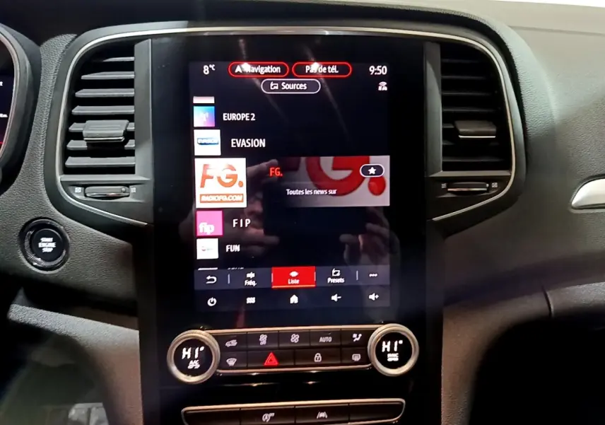 Vue rapprochée du tableau de bord central tactile de la Renault Mégane Techno TCe 140, avec commandes climatisation digitales.