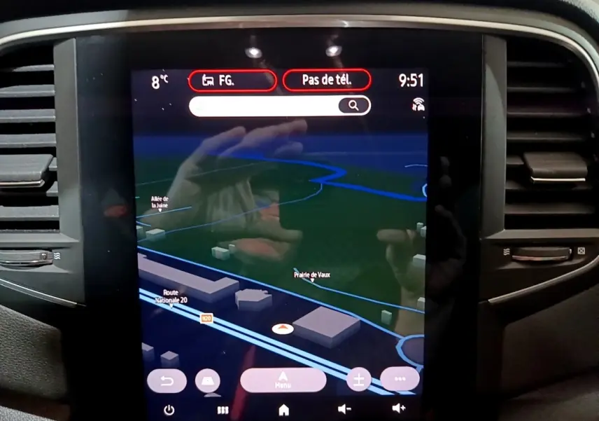 Écran tactile central du tableau de bord de la Renault Mégane Techno blanc, affichant la navigation 3D.