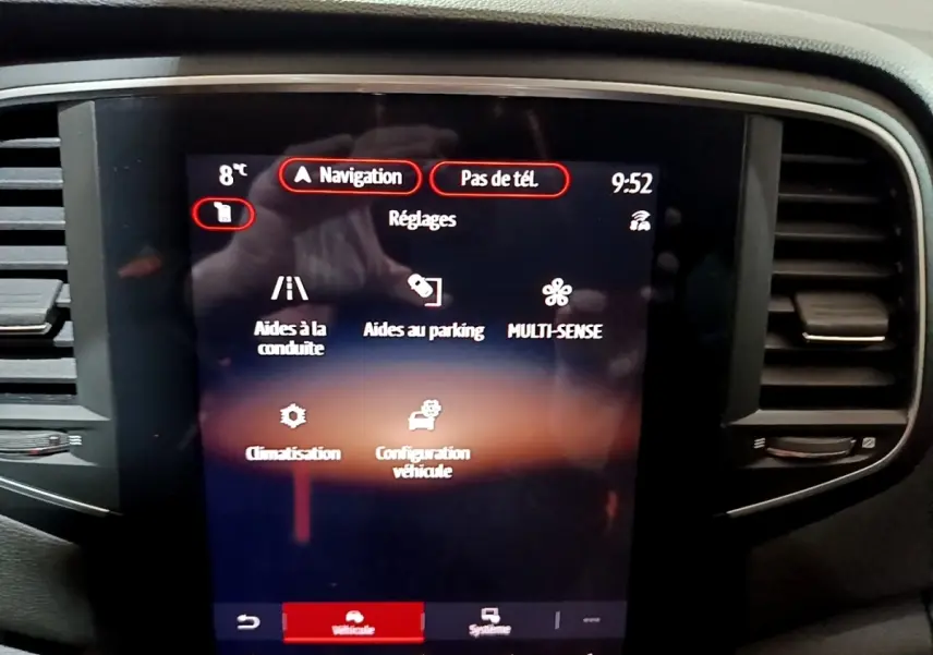 Écran tactile central du tableau de bord de la Renault Mégane blanc, affichant les réglages du véhicule.