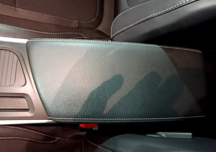 Vue rapprochée de l'accoudoir central noir avec surpiqûres blanches de la Renault Mégane Techno TCe 140 EDC 2023.