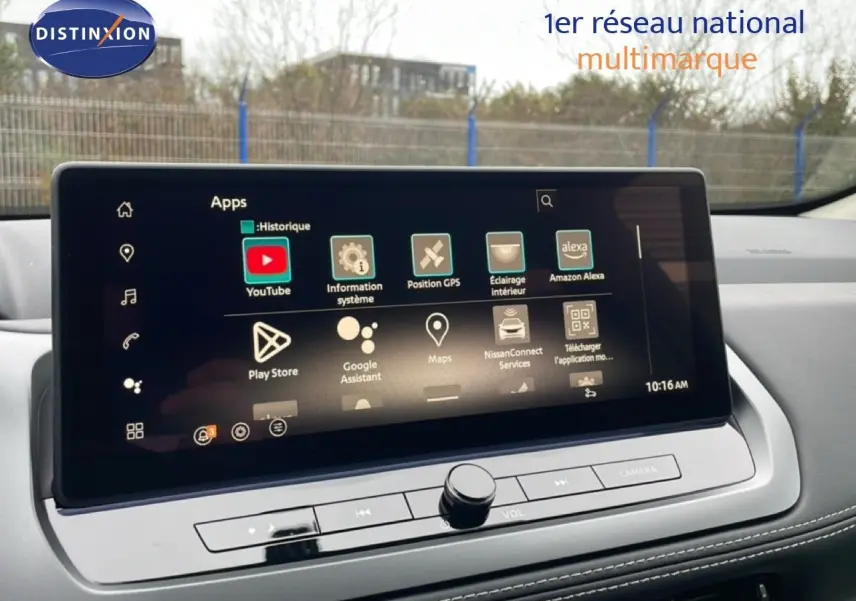 Écran tactile central du Nissan Qashqai 1.5 E-POWER 2025 affichant les applications connectées, intérieur noir moderne.