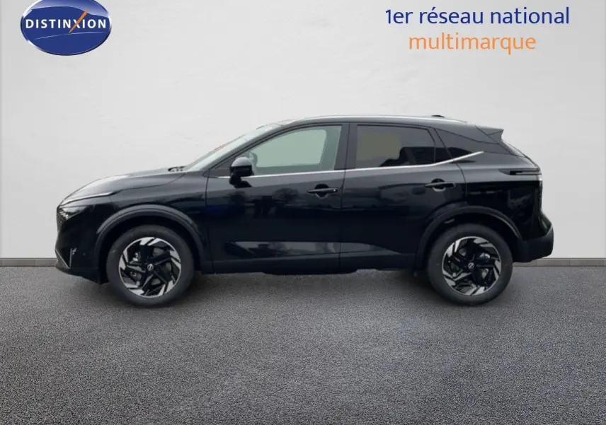 Profil côté gauche du Nissan Qashqai 1.5 E-POWER 205CH N-CONNECTA noir perle métal sur fond neutre.