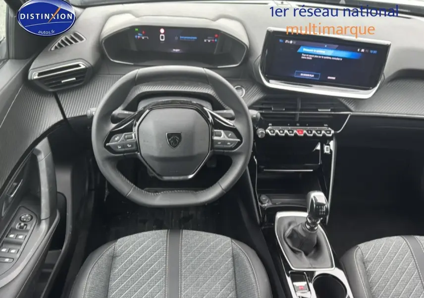 Vue intérieure frontale du poste de conduite du Peugeot 2008 gris sélénite avec volant compact et écran tactile central.