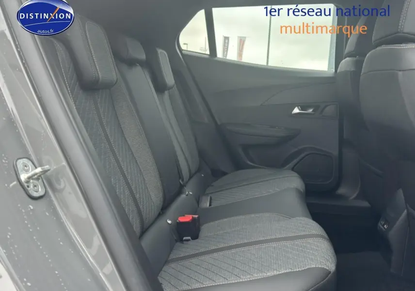 Vue côté gauche de la banquette arrière en tissu gris embossé du Peugeot 2008 1.2 100 allure gris sélénite.