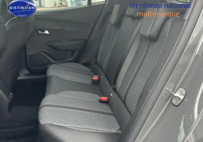 Vue intérieure côté droit sur la banquette arrière tissu gris embossé du Peugeot 2008 gris sélénite 2025.