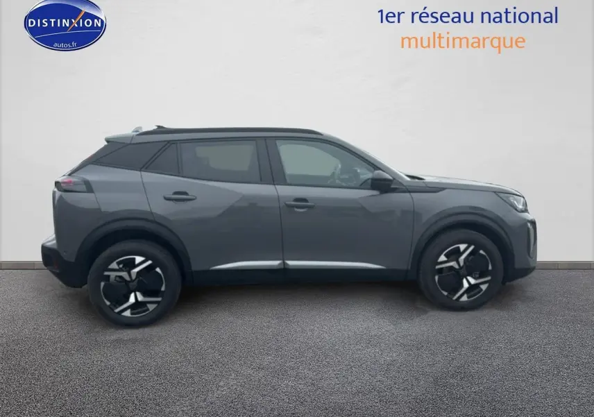 Profil droit d'un Peugeot 2008 gris sélénite 2025 avec jantes alu et toit noir contrasté sur fond neutre.