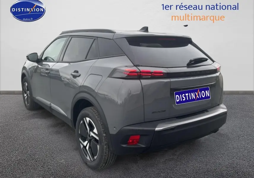 Vue 3/4 arrière droit d’un Peugeot 2008 gris sélénite avec feux arrière LED et jantes alu distinctives.