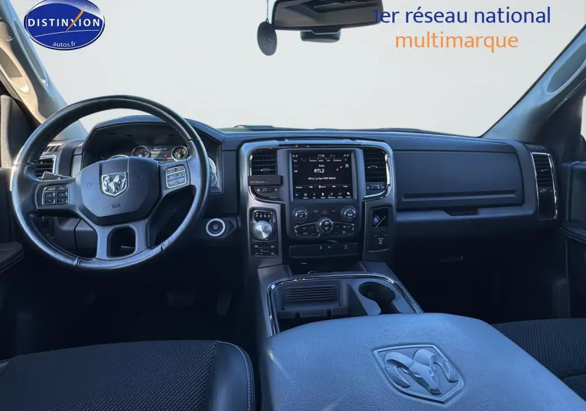 Vue intérieure du tableau de bord et volant noir du Dodge RAM 5.7 V8 Crew Sport Flexfuel 2020 avec écran central tactile.
