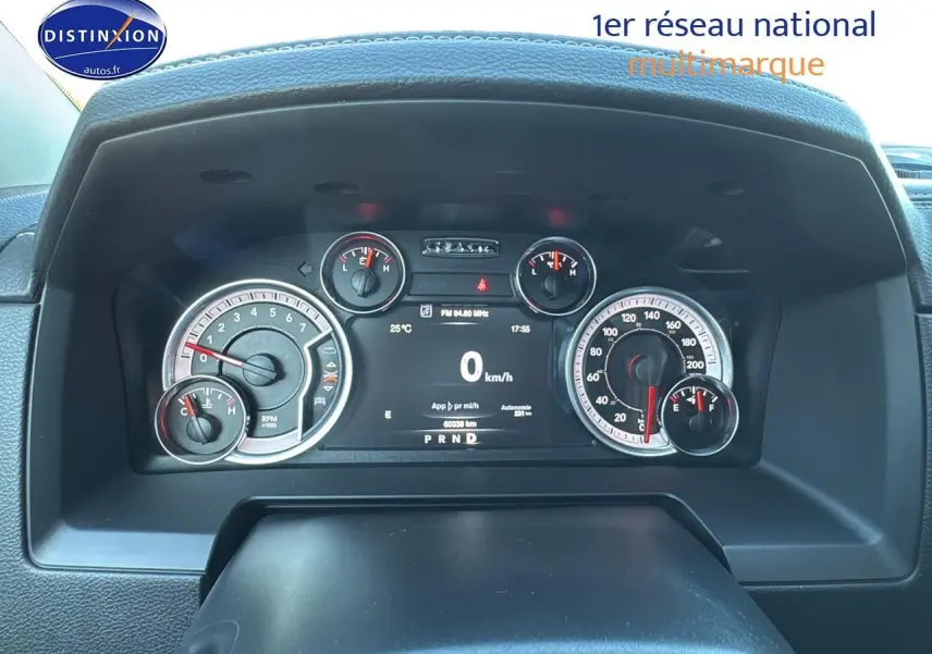Vue rapprochée du tableau de bord du Dodge RAM 5.7 V8 2020, affichant les compteurs et l'écran digital.