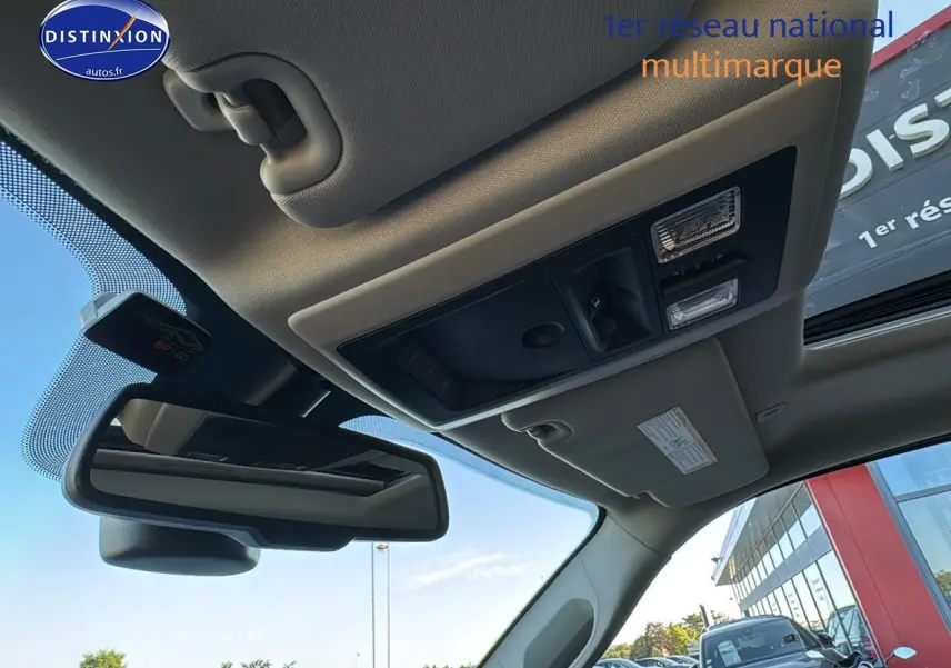 Vue intérieure en contre-plongée du toit ouvrant et du rétroviseur d’un Dodge RAM 5.7 V8 noir de 2020.