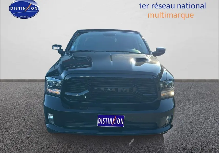 Vue frontale du Dodge RAM 5.7 V8 noir de 2020 avec calandre imposante et phares allumés.