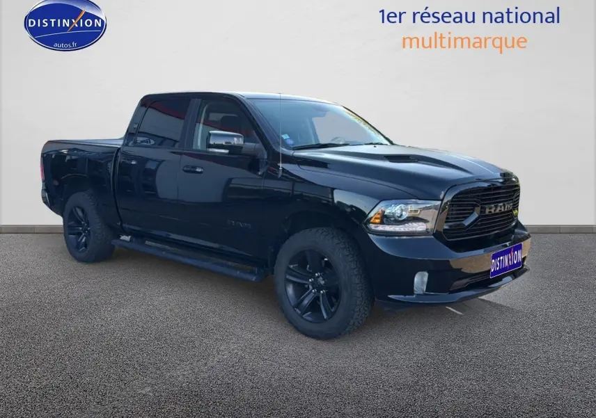 Dodge RAM 5.7 V8 noir vue 3/4 avant droit, pick-up avec jantes noires et calandre imposante.