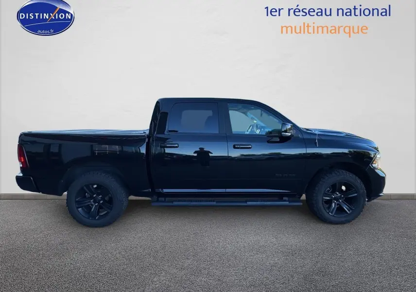 Profil côté gauche du Dodge RAM 5.7 V8 Crew Sport noir 2020 avec jantes noires et carrosserie brillante.