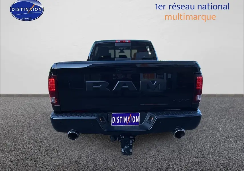 Vue arrière d’un Dodge RAM 5.7 V8 noir de 2020, avec double sortie d’échappement et attelage visible.