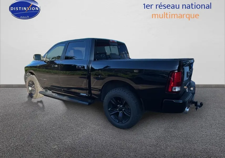 Vue 3/4 arrière droite du Dodge RAM 5.7 V8 Crew Sport noir 2020 avec roues noires et attelage visible.