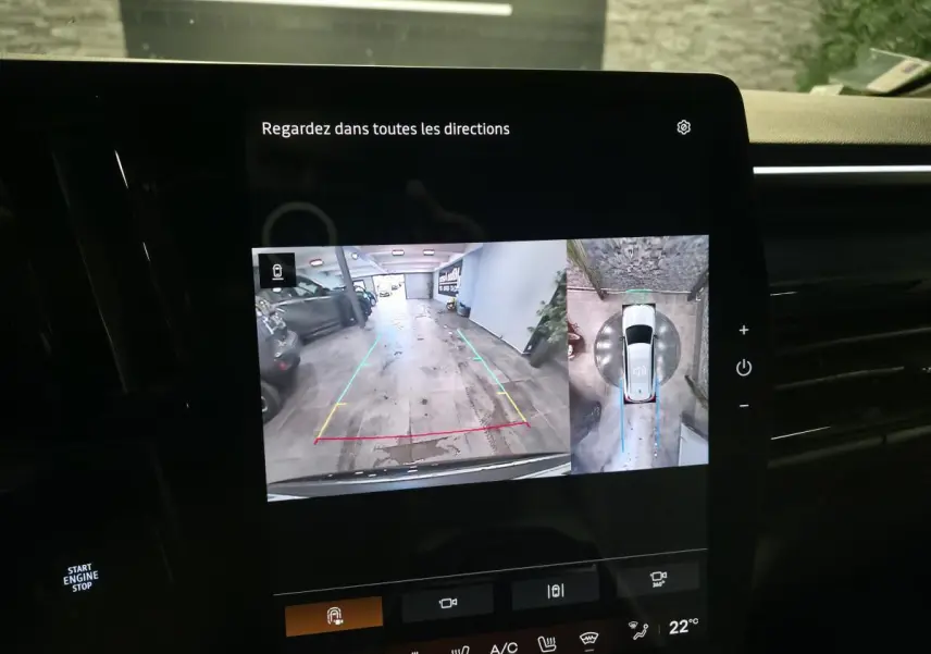 Écran multimédia montrant la caméra de recul et vue 360° d'une Renault Espace gris Baltique en stationnement intérieur.