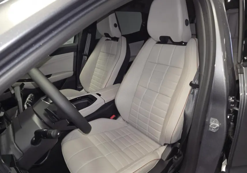 Vue intérieure côté conducteur du Renault Espace gris, sièges textile gris sable clair avec surpiqûres marron.