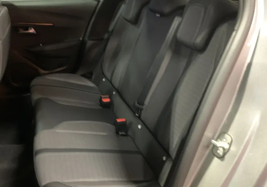Vue intérieure côté droit des sièges arrière gris foncé de la Peugeot 208 PureTech 100 Allure Business 2021.