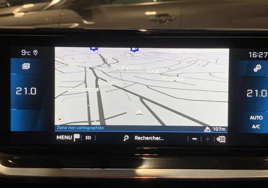 Écran central du GPS de la Peugeot 208 PureTech 100 Allure Business, affichant une carte en 3D avec température à 21°C.