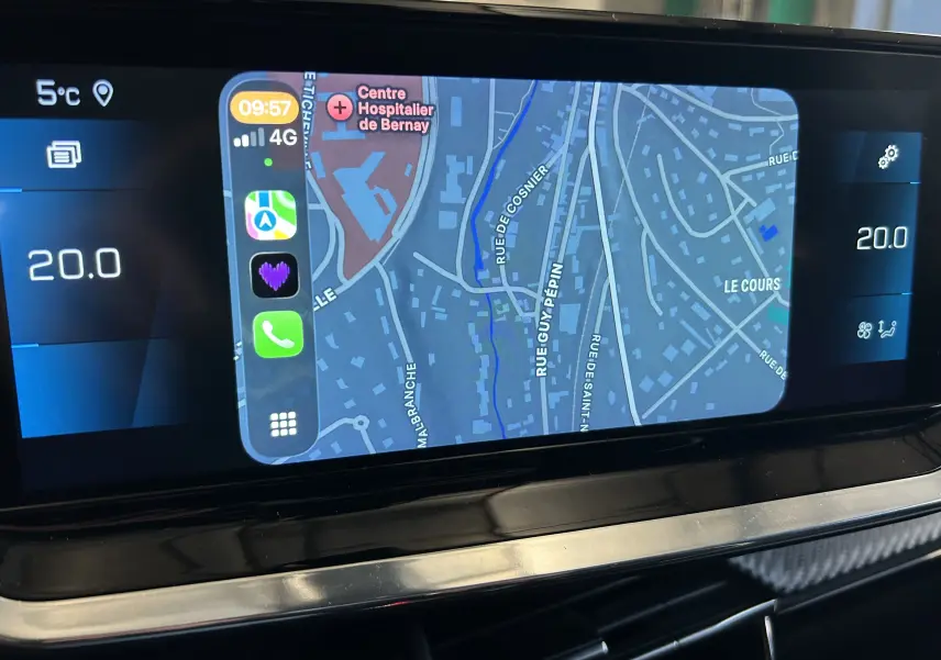 Écran tactile du GPS de la Peugeot 208 gris, affichant une carte détaillée avec température et commandes climatiques.