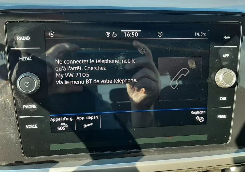 Écran tactile central du Volkswagen T-Roc 2022 affichant les instructions de connexion Bluetooth, avec reflets et traces de doigts visibles.