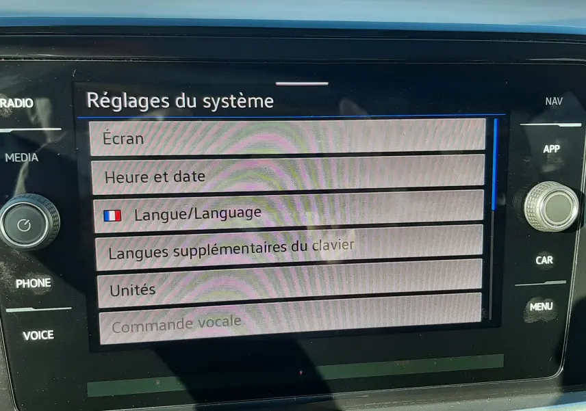 Écran tactile central du Volkswagen T-Roc 1.5 TSI 2022 affichant le menu Réglages du système en intérieur.