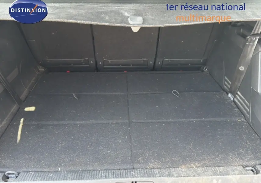 Coffre ouvert du Peugeot 5008 gris Platinium, vue intérieure arrière montrant l'espace de chargement plat et spacieux.