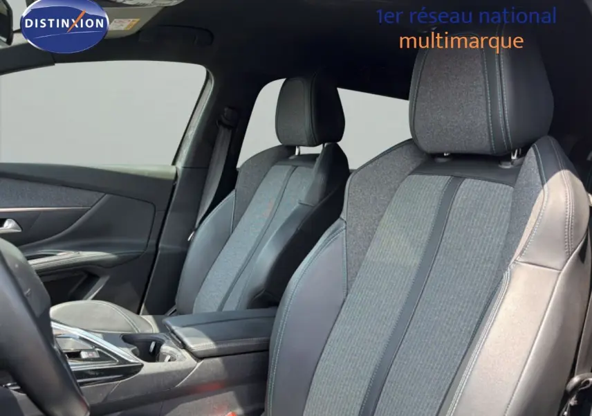 Vue intérieure côté avant droit du Peugeot 5008 2023, sièges tissu et cuir noir avec surpiqûres bleues.