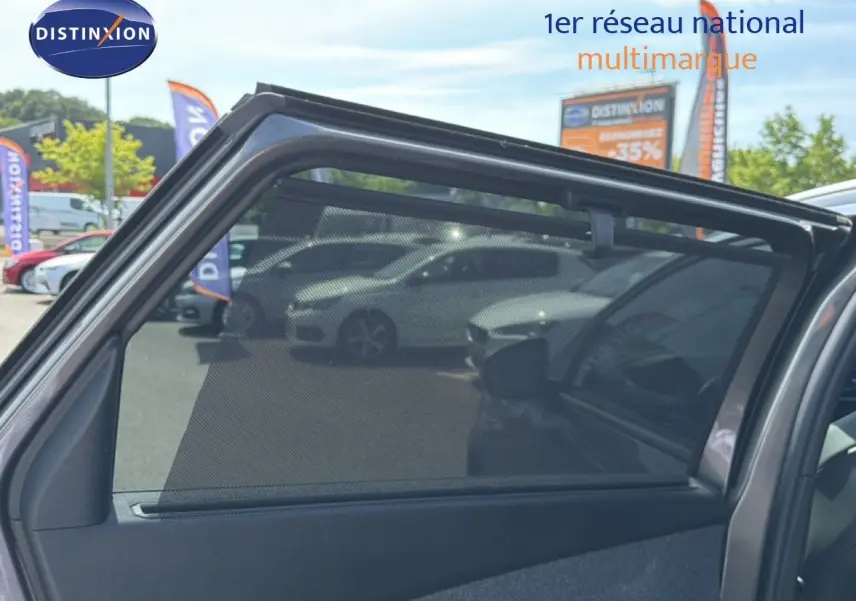 Vue côté gauche arrière du Peugeot 5008 gris Platinium avec toit noir, porte arrière ouverte et pare-soleil intégré.