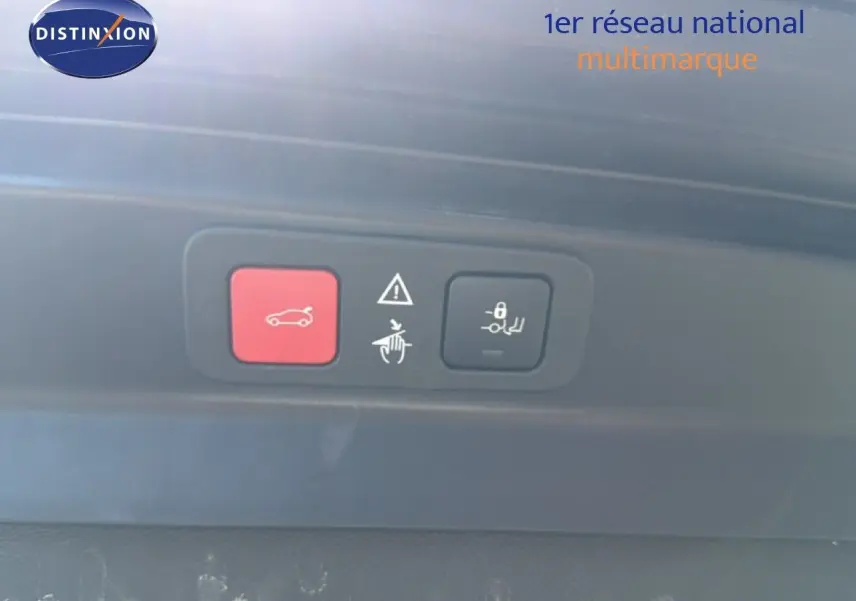 Gros plan sur les boutons de commande du hayon électrique du Peugeot 5008 gris Platinium avec toit noir.