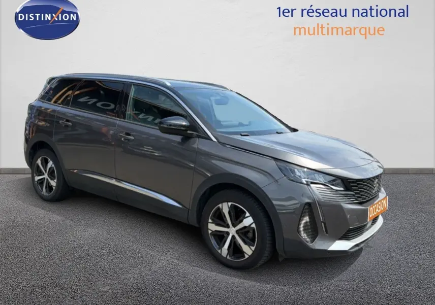 Peugeot 5008 gris Platinium en 3/4 avant droit, toit noir, jantes alliage bicolores visibles, sur fond neutre.