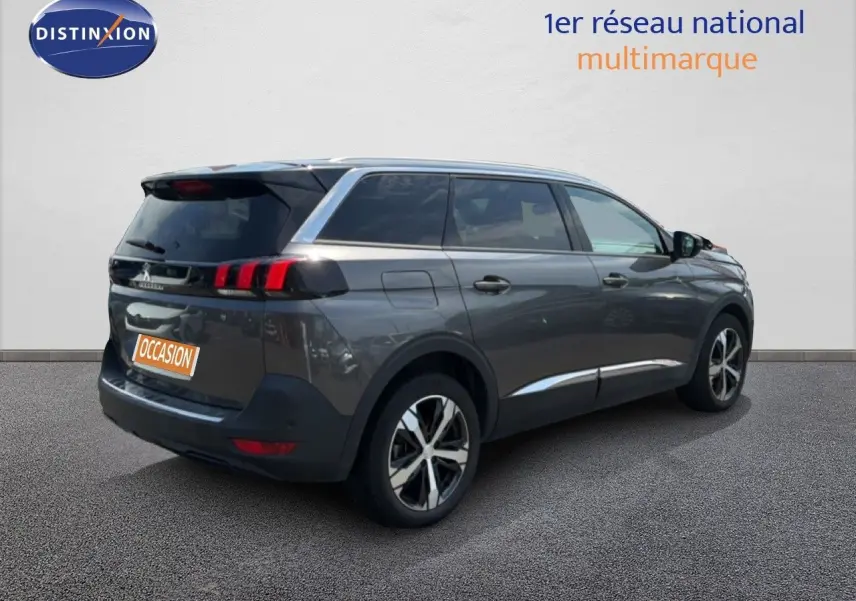 Peugeot 5008 gris Platinium avec toit noir, vue 3/4 arrière droit mettant en valeur les feux LED et jantes biton.