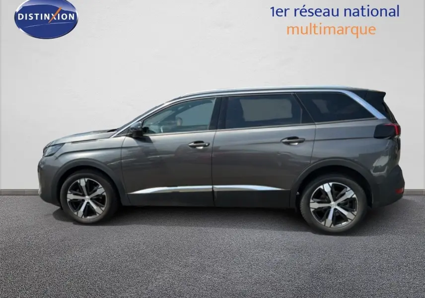 Peugeot 5008 2023 gris Platinium avec toit noir, vue profil côté gauche, SUV 7 places moderne et élégant.