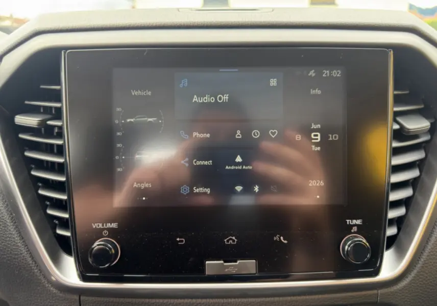Écran tactile central du tableau de bord de l’Isuzu D-MAX 2026 avec interface Android Auto et commandes autour.