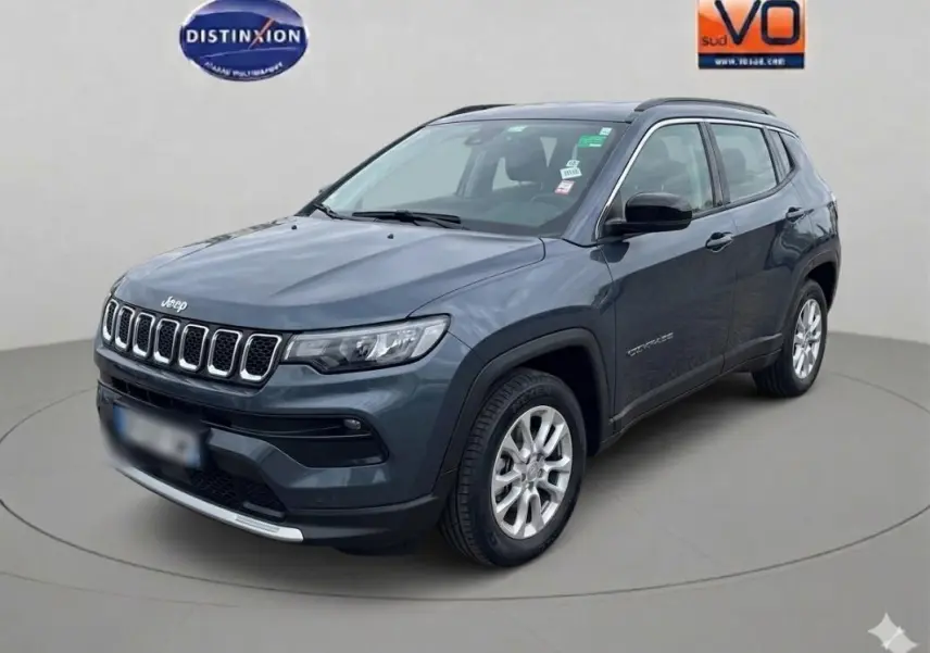 Jeep Compass bleu en 3/4 avant droit, avec jantes alliage 18 pouces et calandre distinctive à sept ouvertures.