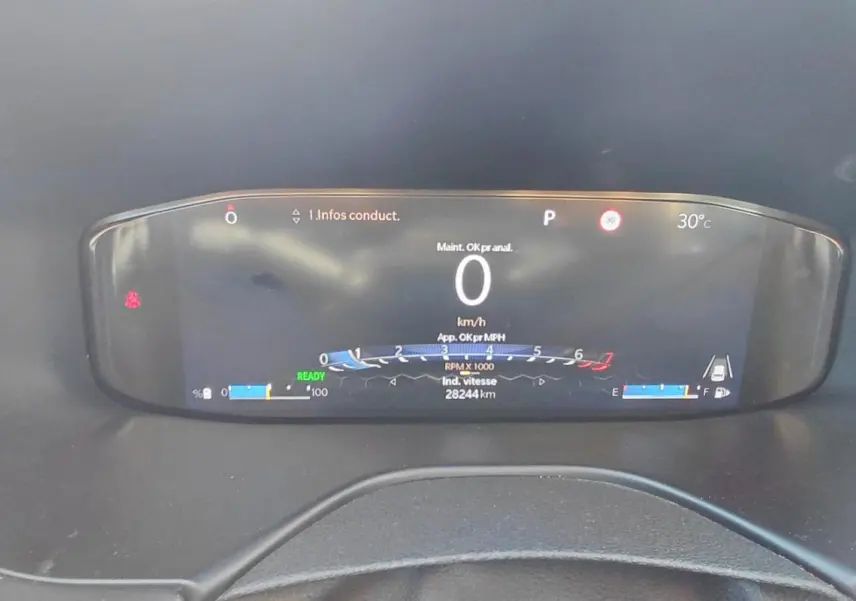 Tableau de bord numérique du Jeep Compass 2025 affichant la vitesse à 0 km/h et la température extérieure à 30°C.