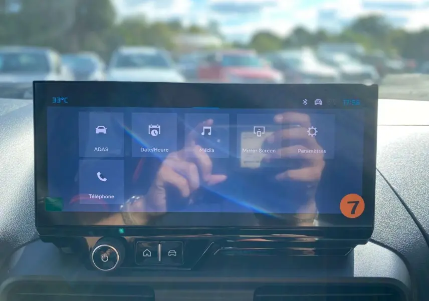 Vue intérieure du tableau de bord de la Citroën Berlingo 2026 avec écran tactile central et commandes intégrées.