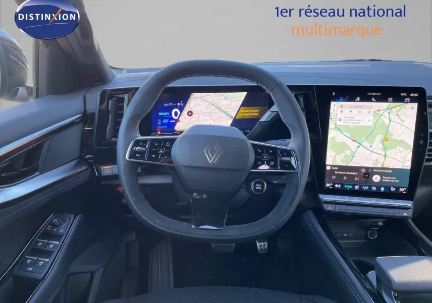 Vue intérieure du tableau de bord du Renault Austral E-Tech hybride 2026, avec volant noir et double écran tactile affichant la navigation.