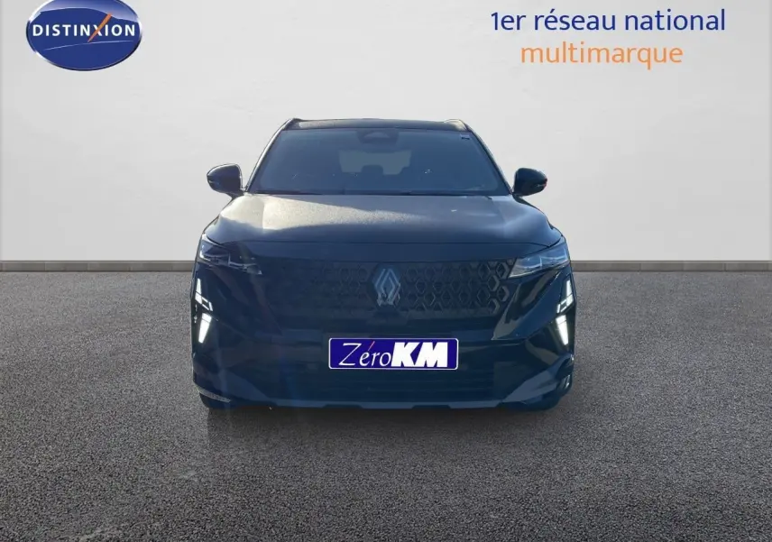 Vue frontale d'un Renault Austral noir étoile métal avec calandre et feux LED distinctifs, sur sol gris.