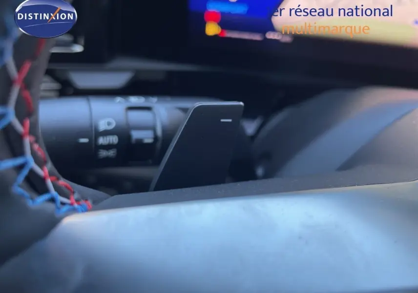 Détail du volant noir étoile métal avec surpiqûres tricolores et palette de commande dans un Renault Austral E-Tech Hybrid 2026.