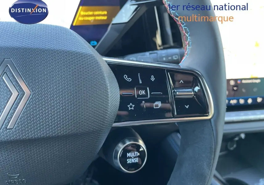 Gros plan sur le volant multifonction noir avec surpiqûres tricolores du Renault Austral E-Tech Full Hybrid 2026.
