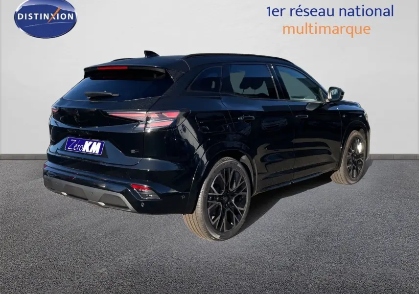 Vue 3/4 arrière droite d'un Renault Austral noir étoile métal avec jantes noires et feux arrière LED distinctifs.