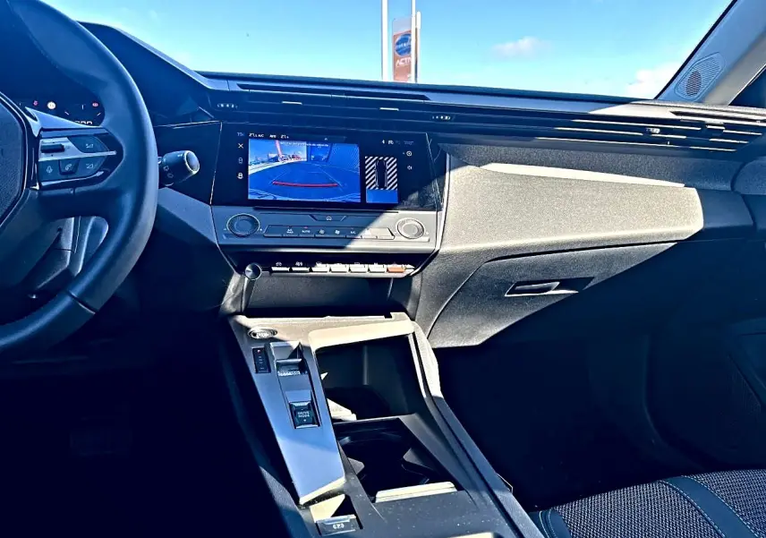 Intérieur avant de la Peugeot 308 noir, vue du tableau de bord et écran tactile affichant la caméra de recul.