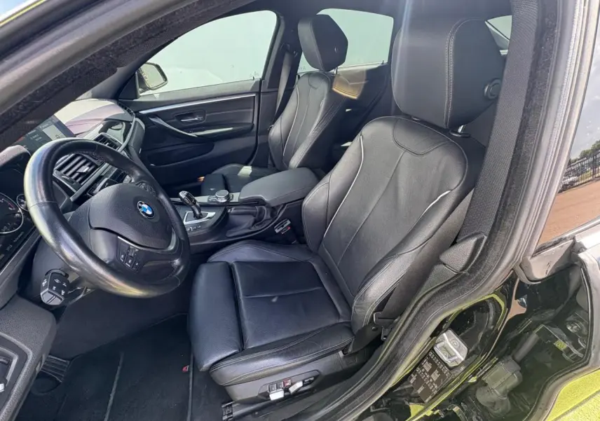 Intérieur côté conducteur de BMW Série 4 Gran Coupé noir saphir, sièges cuir Dakota et volant sport multifonctions.