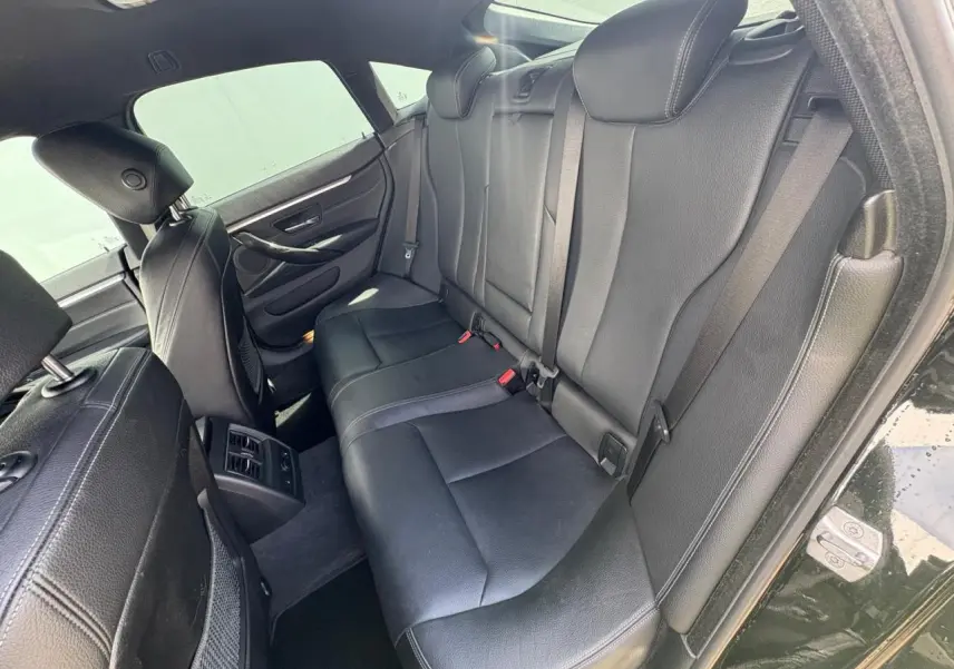Vue intérieure côté droit des sièges arrière en cuir noir de la BMW Série 4 Gran Coupé noir saphir 2018.