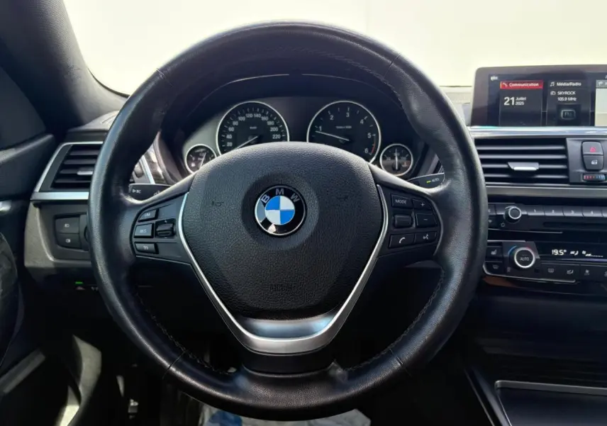 Vue intérieure centrée sur le volant cuir noir et le tableau de bord de la BMW Série 4 Gran Coupé 420d 2018.